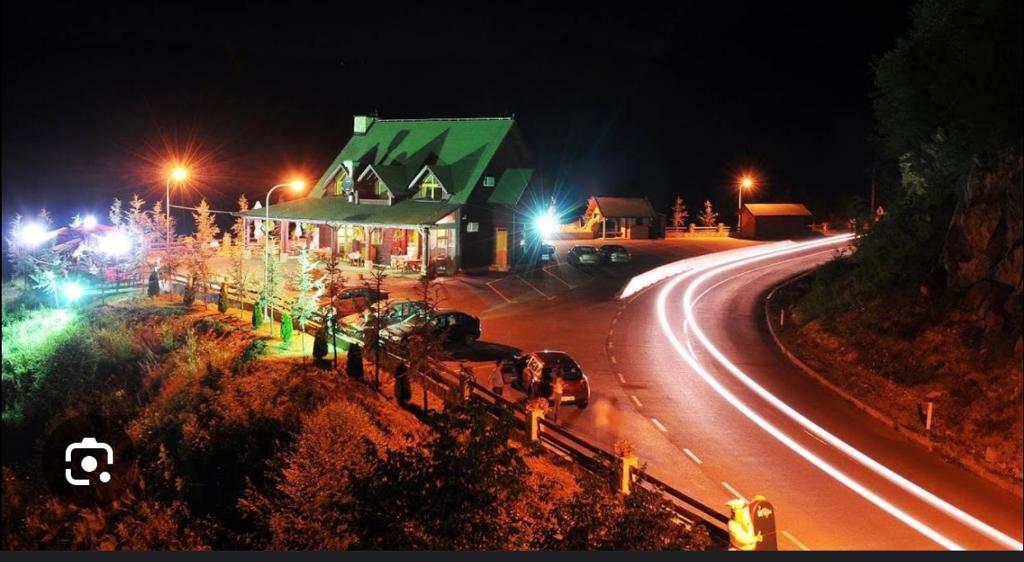 Restoran Motel Kanjon noćna panorama