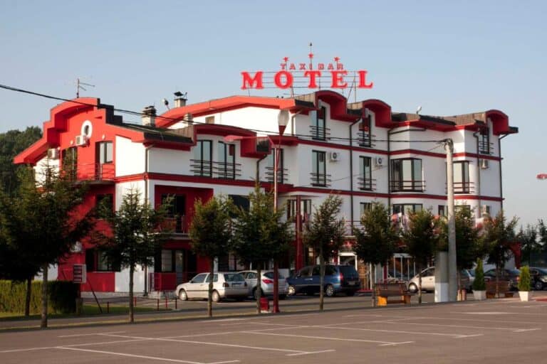 Eksterijer Motel Taxi Bar Bosanska Gradiška s modernim dizajnom i parkingom ispred objekta