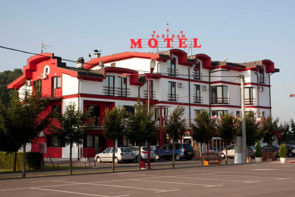 Eksterijer Motel Taxi Bar Bosanska Gradiška s modernim dizajnom i parkingom ispred objekta