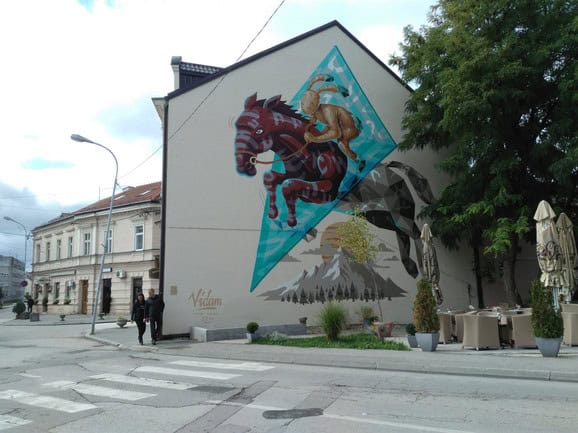 Mural "Transformacija" u Prijedoru, autor Atila Samoži Vidam.