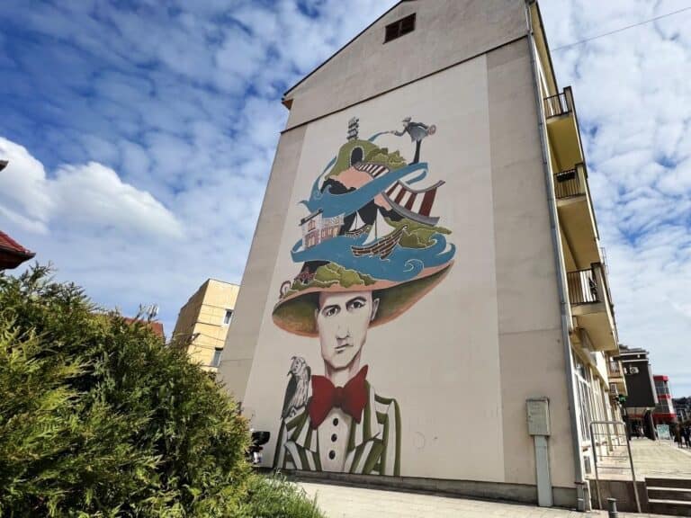 Mural "Šeširdžija" u šetališnoj zoni Prijedora, autor Nataša Konjević.