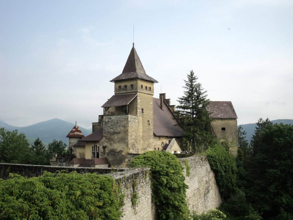 Stari grad Ostrožac s pogledom na okolnu prirodu i rijeku Unu.