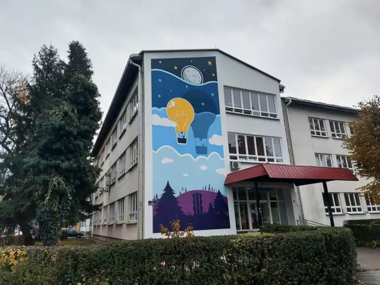 "Prijateljstvo je pjesma i muzika" na zgradi Mašinske i Elektrotehničke škole u Prijedoru.