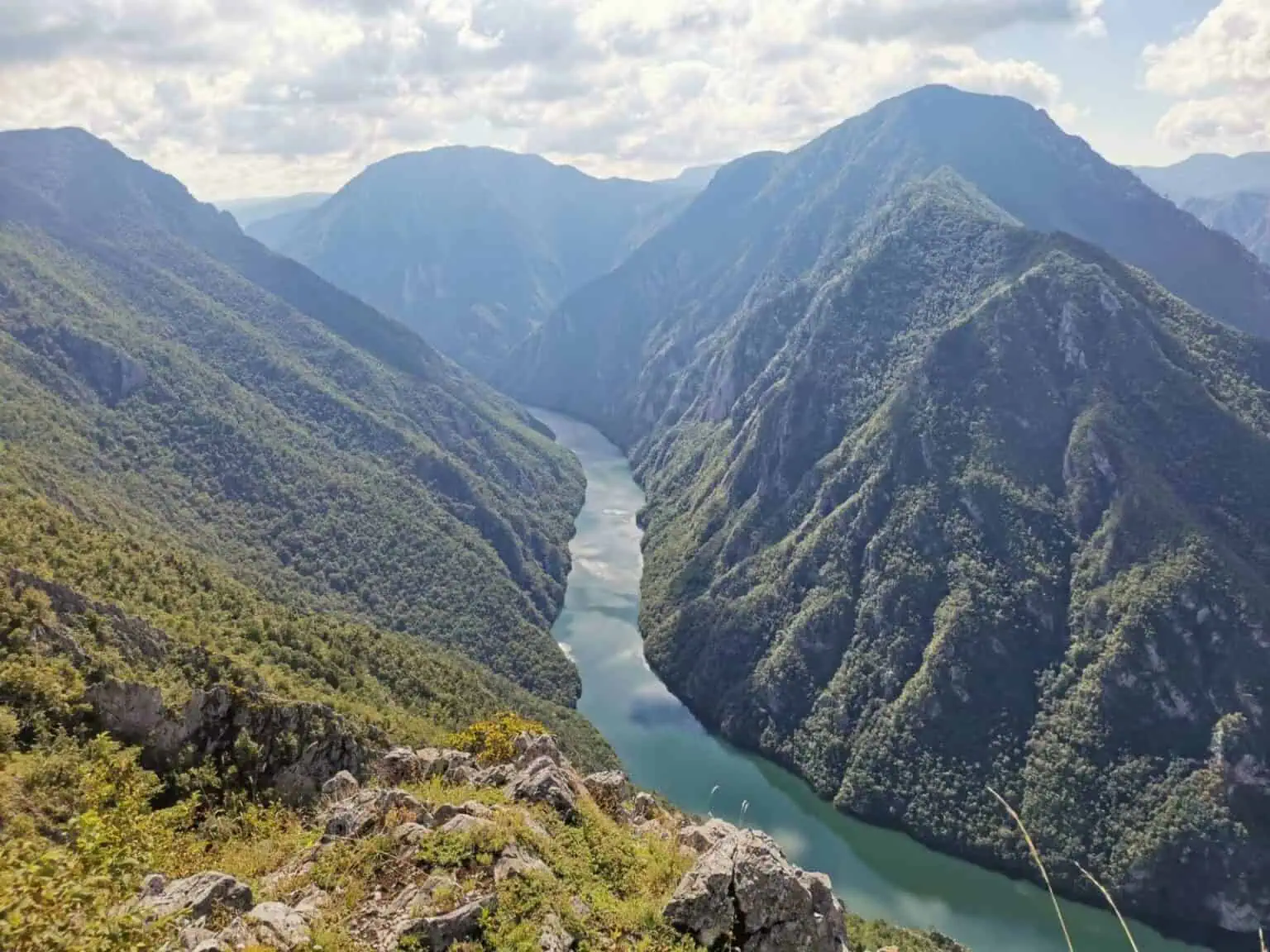 Spektakularan pogled na rijeku Drinu koja vijuga kroz planinski pejzaž Nacionalnog parka Drina.