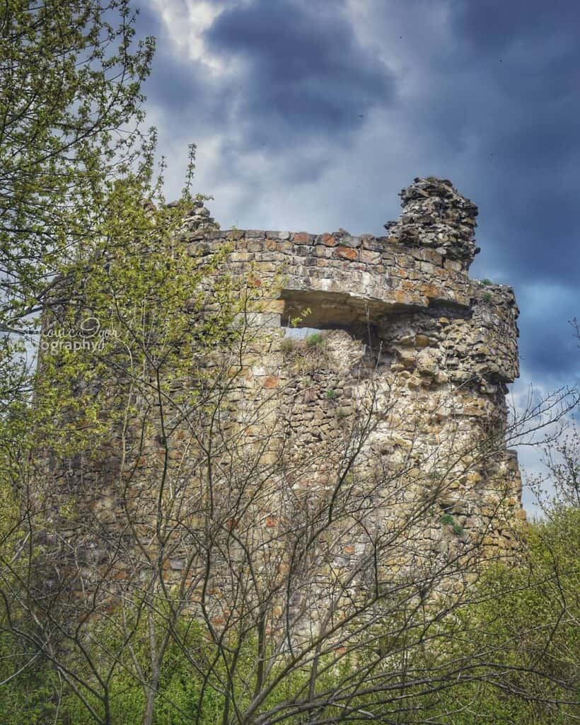 "Tvrđava Dobor smještena na brdu s pogledom na rijeku Bosnu."