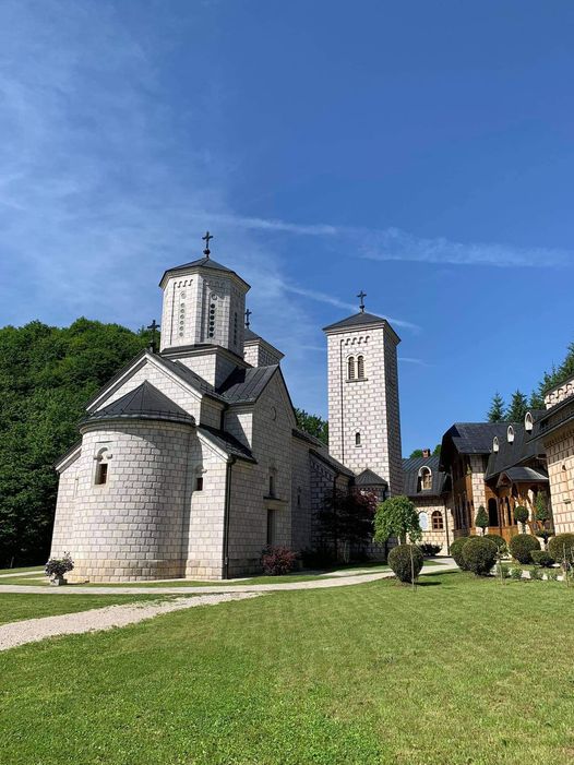 Manastir Stuplje u Čelincu, okružen zelenim pejzažima i plavim nebom, odiše mirom i duhovnošću.