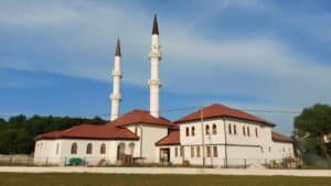 Prepoznatljiva džamija u Kozarcu, simbol duhovnosti i zajedništva.