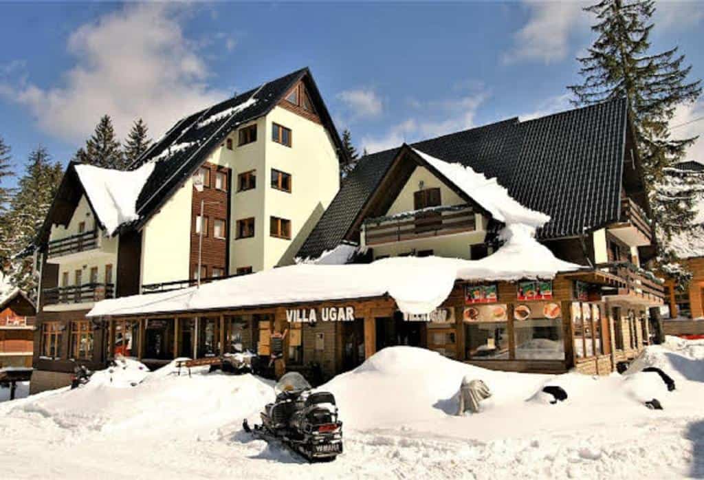 Hotel Villa Ugar Vlašić smještaj uz skijalište zimi s restoranom i terasom