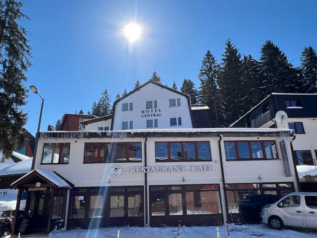 Hotel Central Vlašić zimski ambijent s restoranom i cafe barom na planini Vlašić