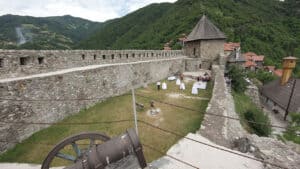 "Tvrđava Vranduk na uzvišenju iznad rijeke Bosne, simbol srednjovjekovne Bosne."