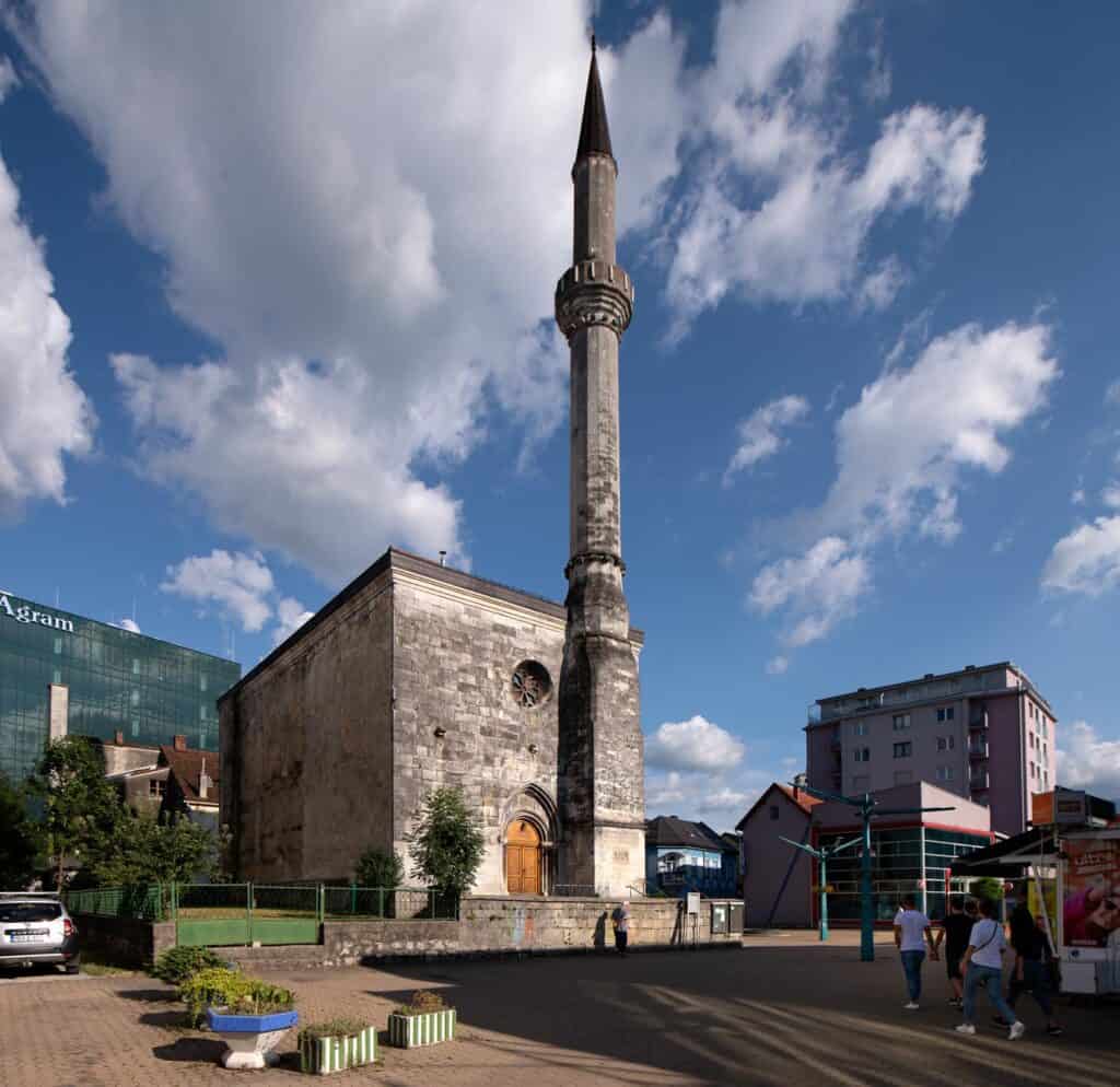 Džamija Fethija u Bihaću, spoj gotičke i islamske arhitekture.