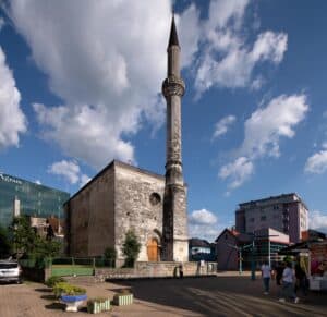 Džamija Fethija u Bihaću, spoj gotičke i islamske arhitekture.
