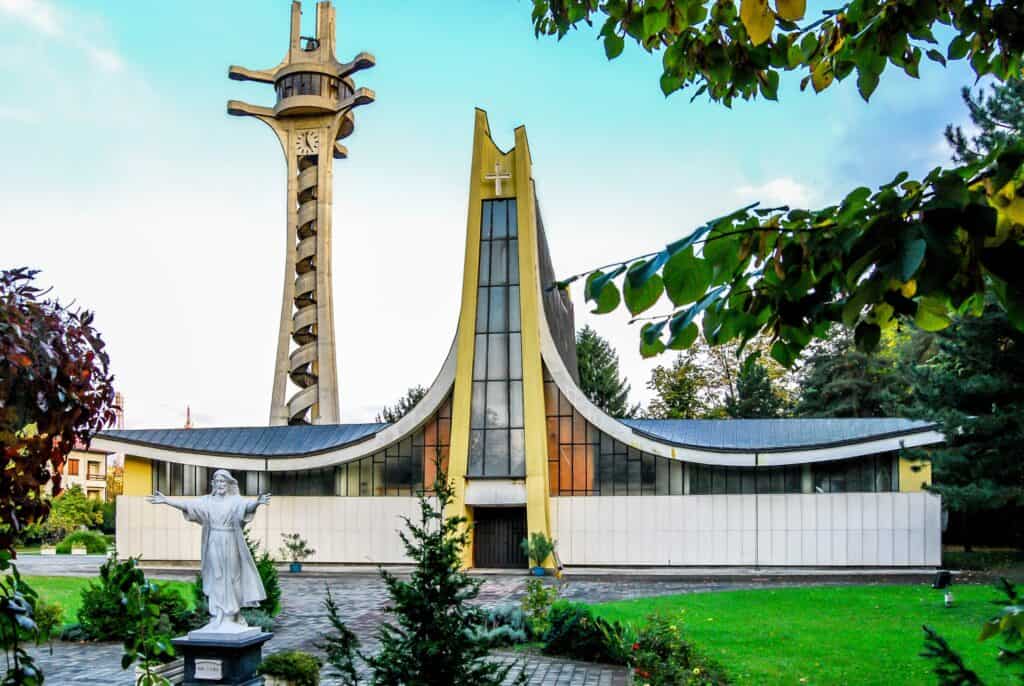 "Katedrala Sv. Bonaventure u Banjoj Luci, modernistička arhitektura i simbol duhovnosti."