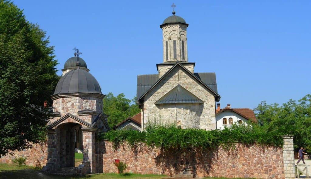 Manastir Liplje u Tesliću okružen zidovima i prirodom, svjedočanstvo duhovne i kulturne istorije.