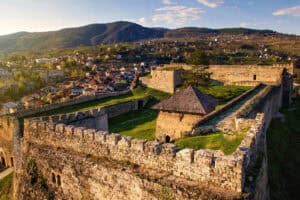 "Tvrđava Jajce iznad grada, s pogledom na Plivski vodopad i staro jezgro."