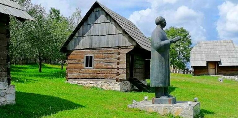 Spomenik Petru Kočiću ispred njegove rodne kuće u Stričićima.