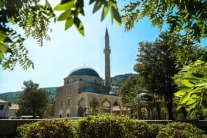 Aladža džamija u Foči, veličanstveno obnovljena osmanska građevina sa bogatim ukrasima i prepoznatljivom arhitekturom.