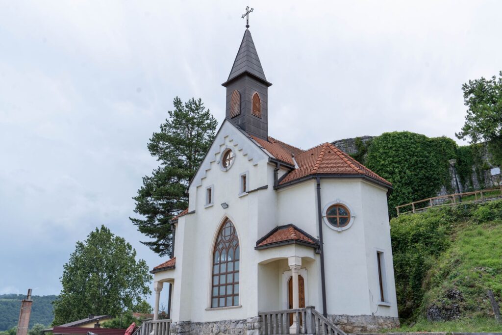 "Crkva Blažene Djevice Marije u Bosanskoj Krupi, simbol duhovnosti i arhitektonske ljepote."