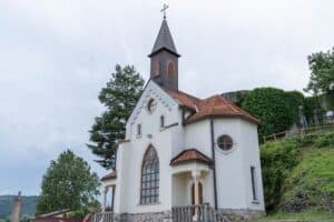 "Crkva Blažene Djevice Marije u Bosanskoj Krupi, simbol duhovnosti i arhitektonske ljepote."