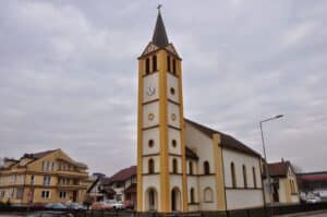 "Crkva Sv. Josipa u Prijedoru, elegantna arhitektura okružena urbanim ambijentom i zelenilom."
