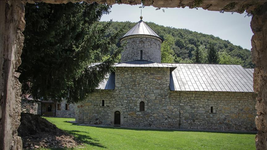 Pogled na Manastir Gomionicu, smješten u mirnom prirodnom okruženju Kmećana, poznat po svojoj srednjovjekovnoj arhitekturi i duhovnom značaju.