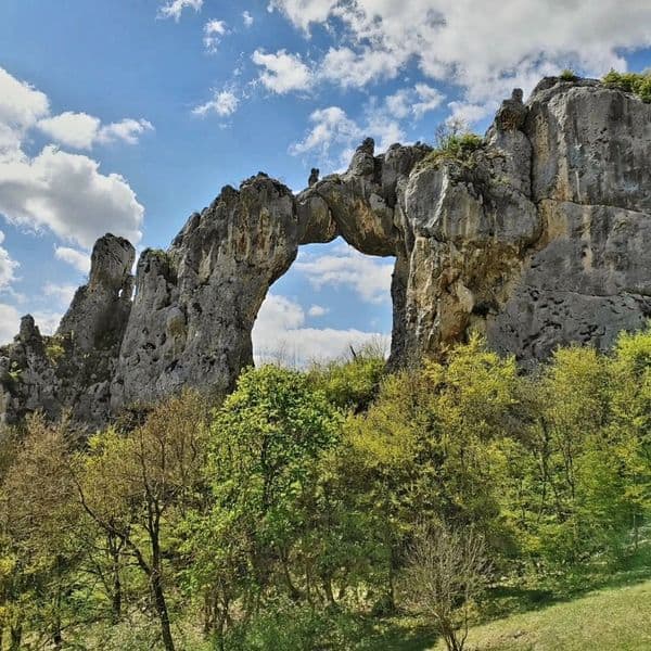 Kameni Most - prirodni fenomen u opštini Krupa na Vrbasu, impozantna prirodna prerast okružena zelenilom.