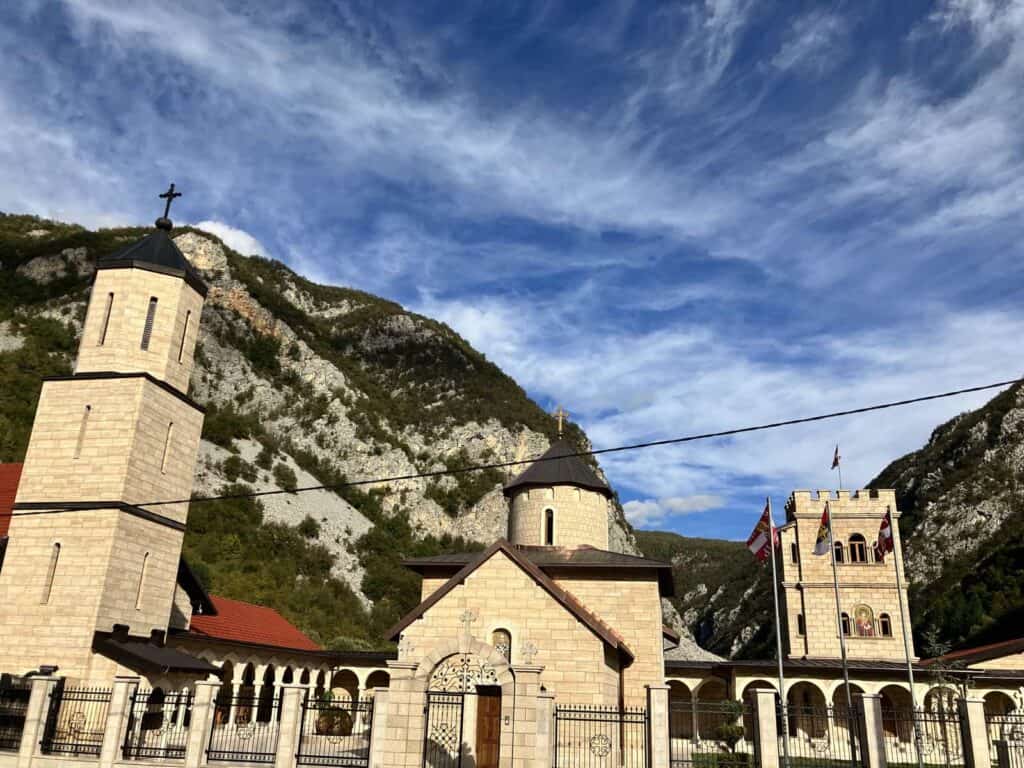 "Manastir Rmanj smješten u prirodi Martin Broda, okružen bujnim zelenilom i mirom."