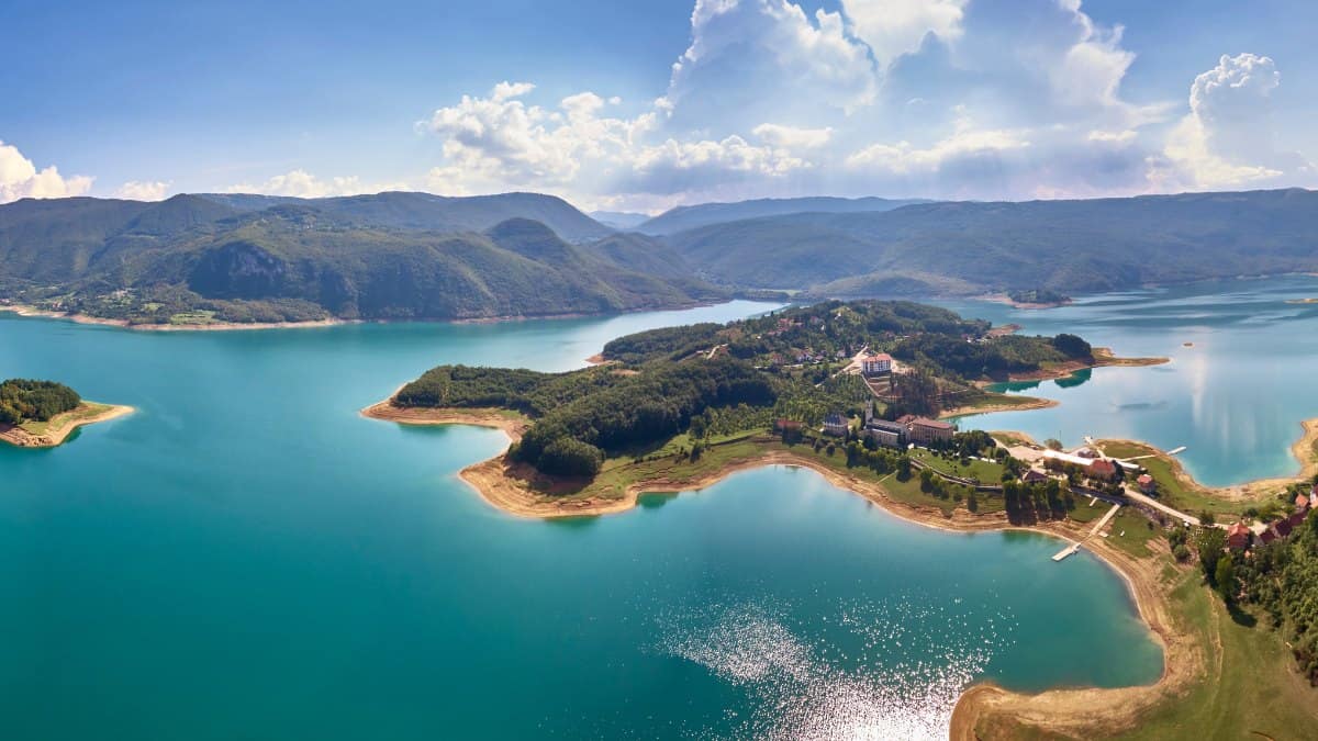 Panoramski pogled na Ramsko jezero okruženo planinama i slikovitim pejzažima.