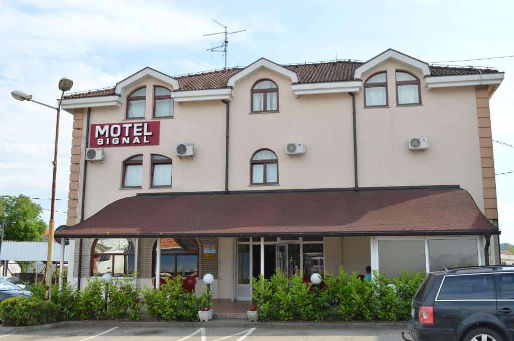 Eksterijer Motela Signal u Banjoj Luci, s modernim dizajnom i zelenilom ispred zgrade, pružajući udoban i praktičan smještaj.