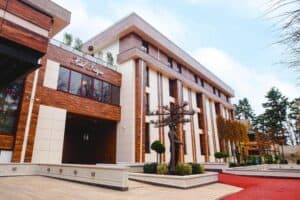 Hotel Integra Banja Luka - moderna zgrada s drvenim detaljima i uređenim dvorištem