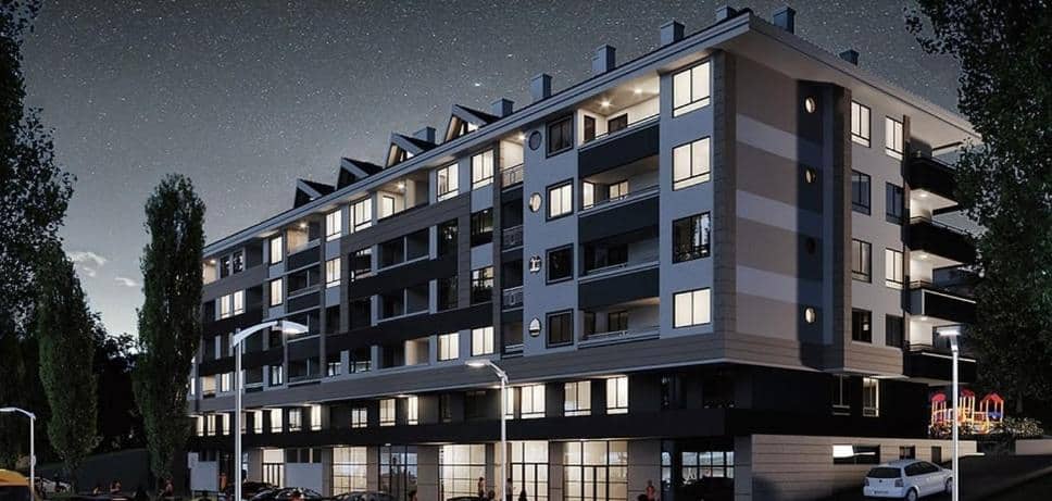 Noćni pogled na moderno uređenu zgradu Apartmana Maletić u mirnom dijelu Banje Luke.