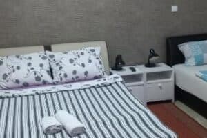Prostrana i moderno opremljena soba u Sobe Rooms Gavrilo, Banja Luka, s udobnim krevetom, klimatizacijom i elegantnim enterijerom.