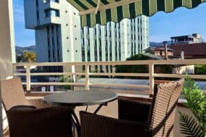 Balkon Apartmana Premier u Banjoj Luci s pogledom na mirno okruženje, idealan za opuštanje i uživanje na svježem zraku.