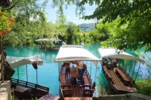 Vožnja lađom na Ribnjaku "Kemin Potok" u Bosanskoj Krupi - idealno za ljubitelje prirode i aktivnog odmora