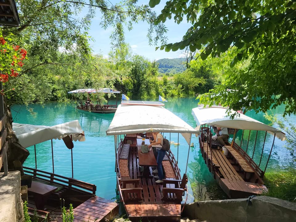 Vožnja lađom na Ribnjaku "Kemin Potok" u Bosanskoj Krupi - idealno za ljubitelje prirode i aktivnog odmora