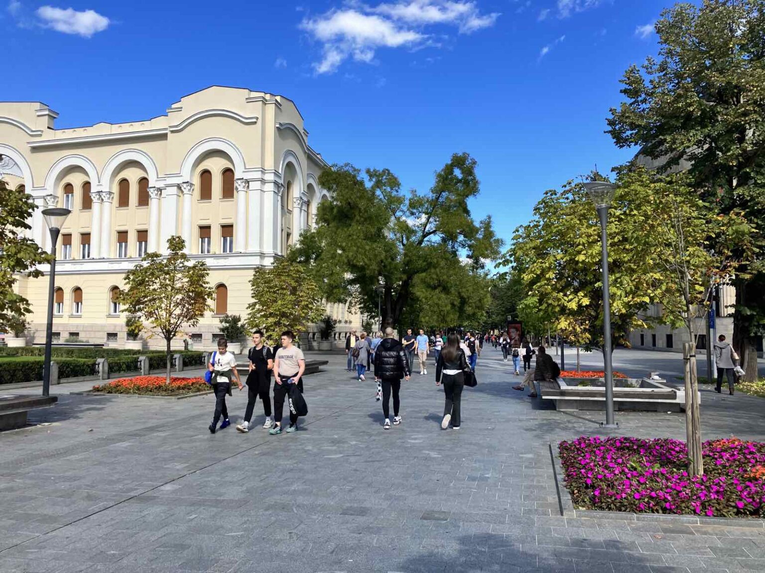 Glavna ulica Banja Luke – šetalište sa prepoznatljivim arhitektonskim zdanjem i cvjetnim dekoracijama