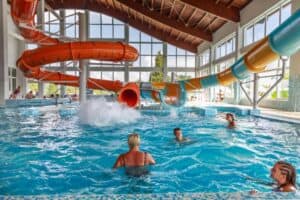 Djeca i odrasli uživaju u zatvorenom bazenu sa toboganom u Termama Ozren