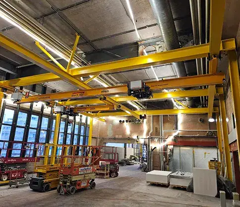 Großer Industriekran in Werkstatt für Kranreparatur in der Schweiz.