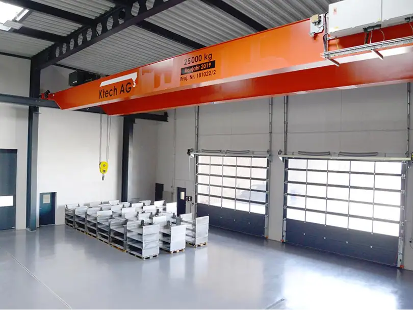 Industriekran mit 25 Tonnen Tragkraft in Ktech AG Werkhalle.