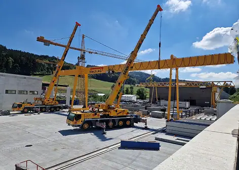 Großer Industriekran im Einsatz bei Kranmontage in der Schweiz.