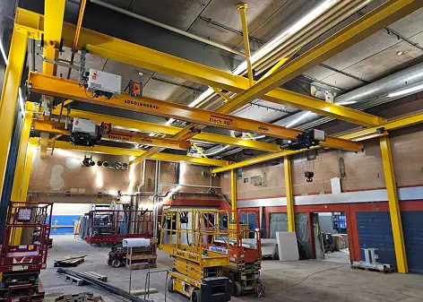 Großer Industriekran für Montagearbeiten in einer Fabrikhalle in der Schweiz.