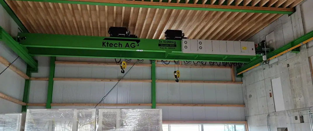 Grüner Industriekran in Werkhalle für Kranreparatur und Industrieanwendungen.