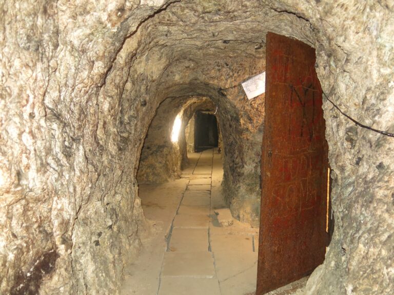 Az Ördög-orom óvóhely bejárása