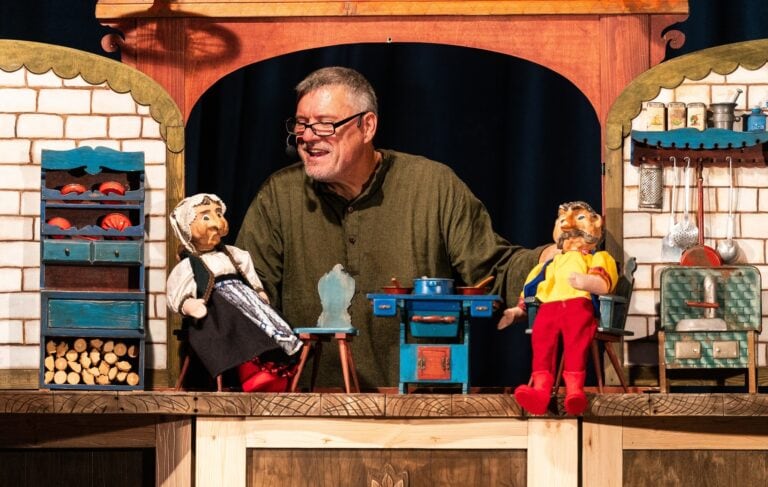 Terülj-terülj asztalka a Kalamajka Bábszínház előadásában