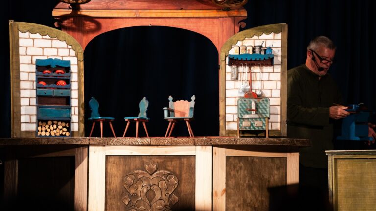 Terülj-terülj asztalka a Kalamajka Bábszínház előadásában