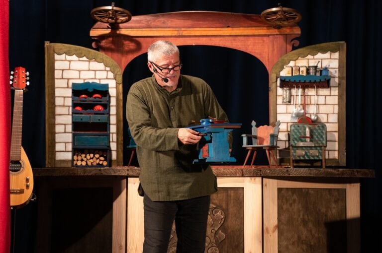 Terülj-terülj asztalka a Kalamajka Bábszínház előadásában