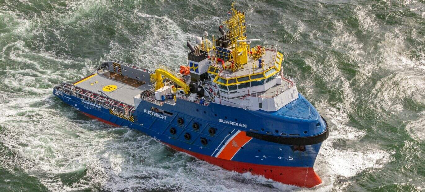 Onze noodhulpsleper Guardian vaart op zee. De voorkant van het schip komt omhoog uit de golven.