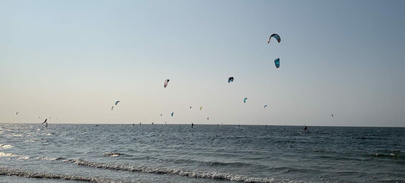 Veel surfers op het water.