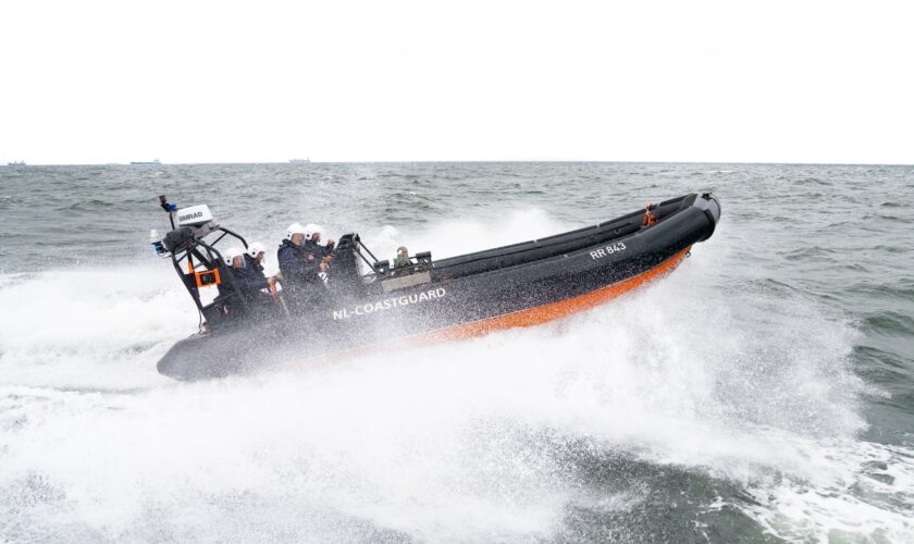 Snelle rubberen boot op zee