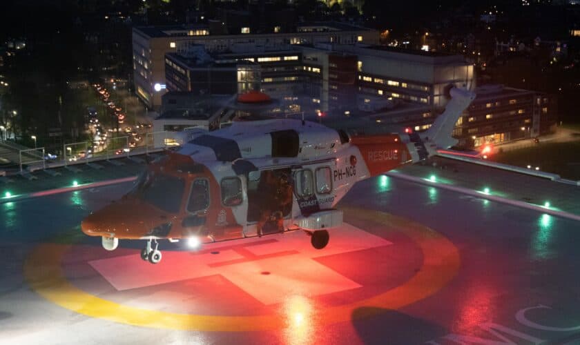 De SAR-helikopter landt op het dak van het Leids Universitair Medisch Centrum.